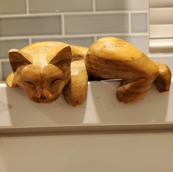 Hand carved napping cat, missing part of ear and leg and tail - Picture 9 of 10